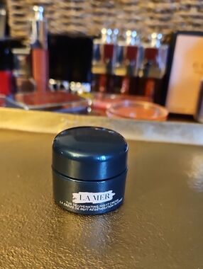 La Mer Night Cream Jar in Deep Teal